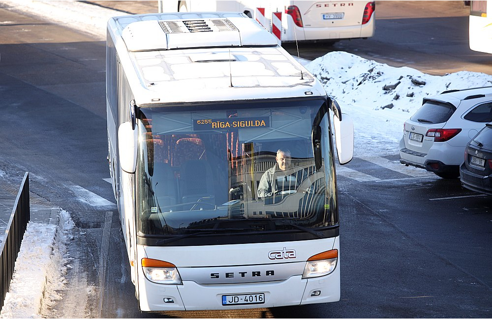 Satiksmes ministrijas pakļautībā esošā Autotransporta direkcija jau piekto gadu organizē komplicētus iepirkumus pārvadātājiem. To rezultātā tiek slēgti valstij faktiski neprognozējami ilgtermiņa līgumi un optimizācijas vārdā sašaurināts maršrutu tīkls. Tikmēr elementārajā loģikā, ka "augstās kvalitātes pakalpojumi" ir lieki, ja iedzīvotājiem vairs nav iespējas nokļūt iecerētajā galamērķī, neviens, šķiet, neklausās.