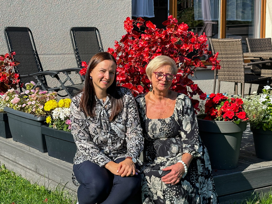 Izrādās, ka mīlestība pret farmāciju var mantot! Mammas Aijas iedvesmota, Zane iestājās farmaceitos, un tagad uz darbu aptiekā dodas ar lielāko prieku un smaidu uz lūpām.