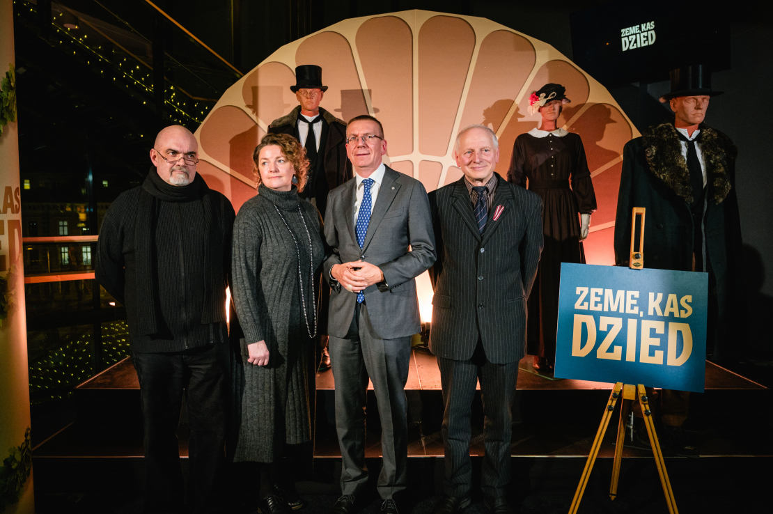 Spēlfilmas "Zeme, kas dzied" pirmizrāde.
