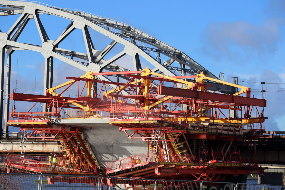 Daugavā iedzītais "Rail Baltica" tilta balsts.