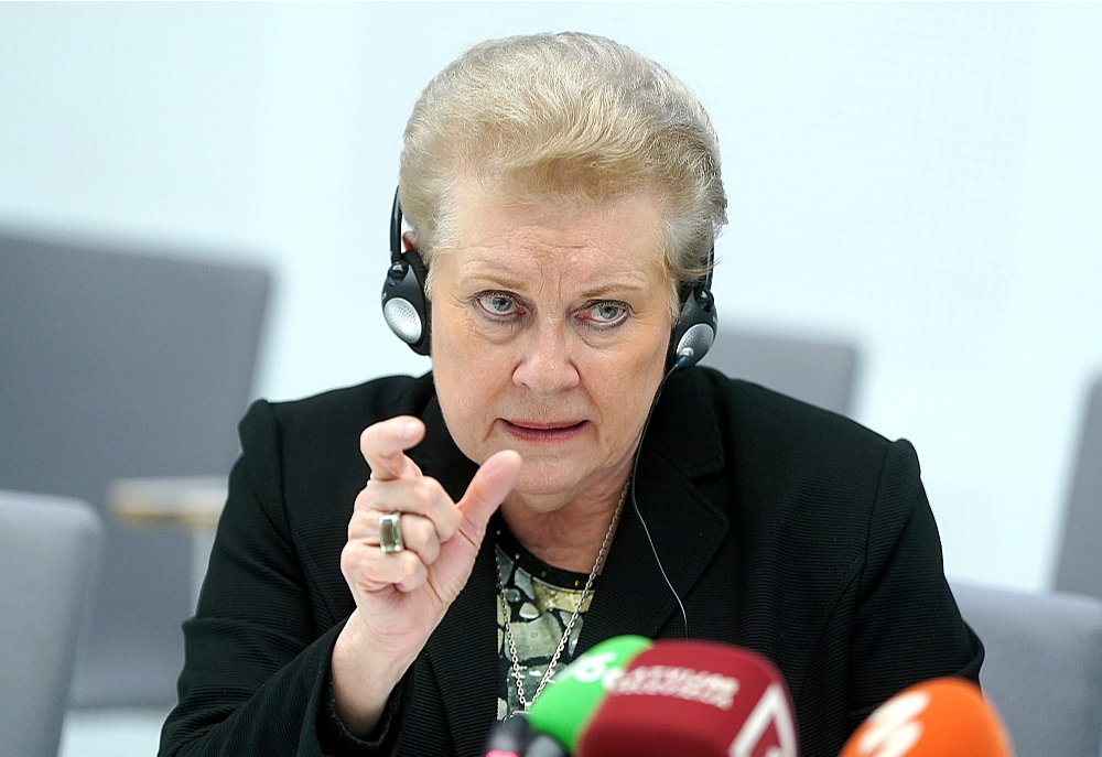 Eiropas Komisijas Ziemeļjūras–Baltijas jūras transporta tīkla koordinatore Katrīna Trautmane preses konferencē pēc parlamentārās izmeklēšanas komisijas sēdes.