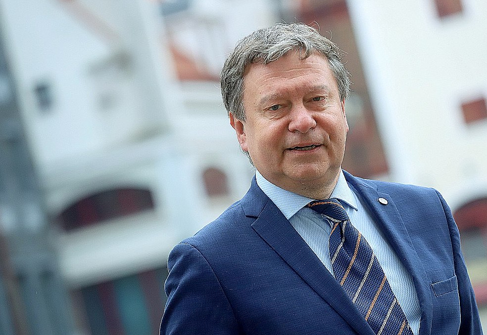 Rīgas domes deputāts, pilsētas īpašuma komitejas vadītājs Dainis Locis: "Par labu nāktu granta programma, kas paredzētu, ka pašvaldība pati atjauno sliktā stāvoklī esošos īpašumus. Tas mazinātu uzņēmēju risku zaudēt savus ieguldītos līdzekļus un veicinātu vēlmi apsaimniekot piedāvātās telpas."