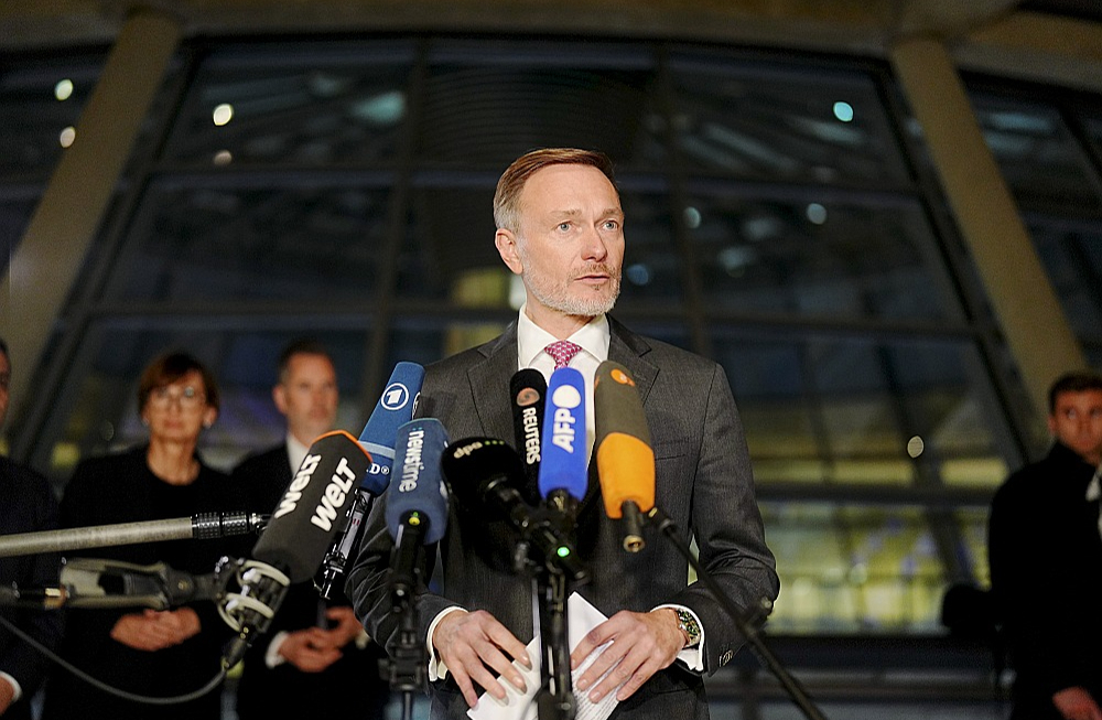 Vācijas kanclers Olafs Šolcs no amata atlaidis finanšu ministru Kristianu Lindneru (attēlā), kurš ir brīvo demokrātu līderis.