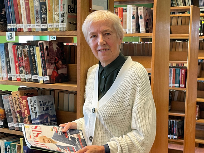 Uz Aizputes pilsētas bibliotēku Sarma Atvara dodas vai ik nedēļu,lai nolūkotu kādu jaunu grāmatu un pāris žurnālu, starp tiem arī “Mājas Viesi”.
