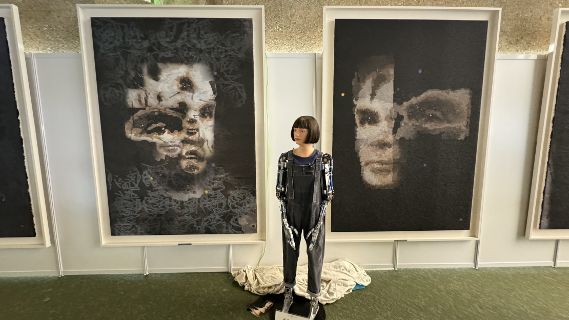 Angļu matemātiķa Alana Tjuringa portrets ceturtdien kļuva par pirmo humanoīda robota veidoto mākslas darbu, kas pārdots izsolē, un tika nosolīts par 1 320 000 ASV dolāru.