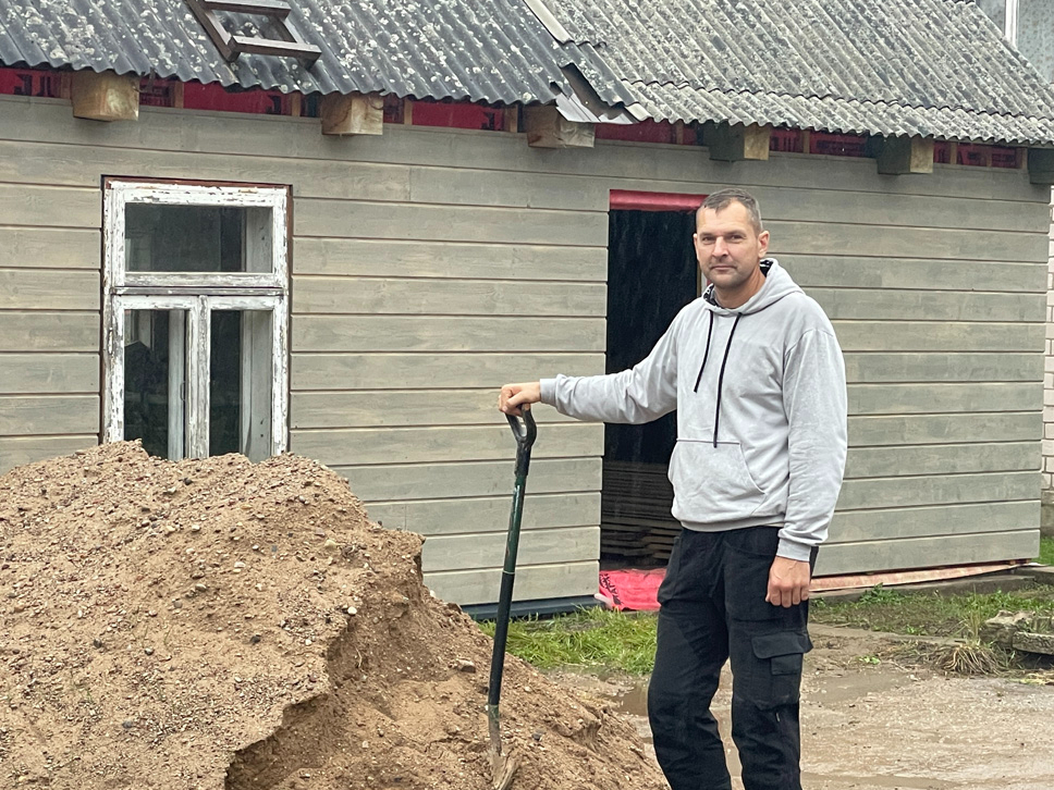 Agrim Pulkstenim ir bagāta pieredze celtniecībā, tāpēc būvniecības
darbus vieņš lielākoties veic paša spēkiem.