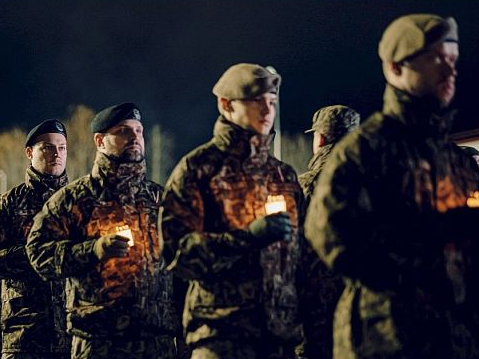 Ādažu bāzē 8. novembrī notika piemiņas pasākums "Karavīru nakts", lai godinātu Latvijas un sabiedroto karavīrus, kuri zaudējuši dzīvību, pildot kaujas uzdevumus.
