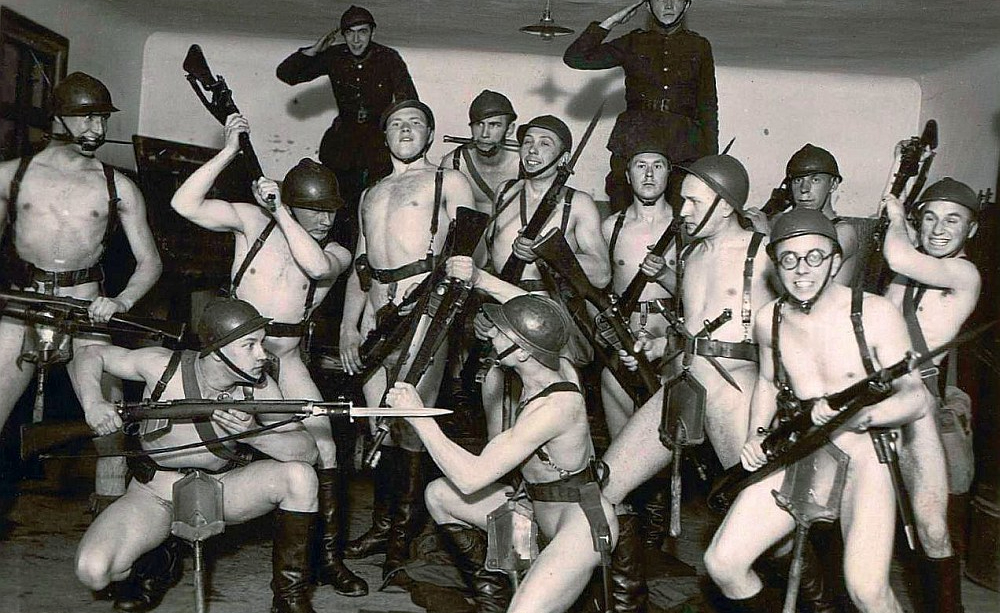 Daugavgrīvas artilērijas vienības karavīri brīvajā laikā kazarmās 1934. gadā.