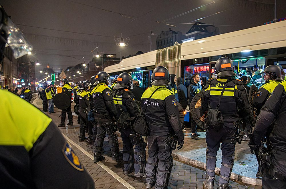 Nīderlandes policisti pēc Amsterdamas "Ajax" un Telavivas "Maccabi" futbola mača apsargāja izraēliešu fanus.