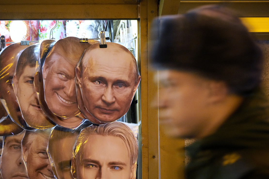 Krievu karavīrs. Tramps. Putins. 