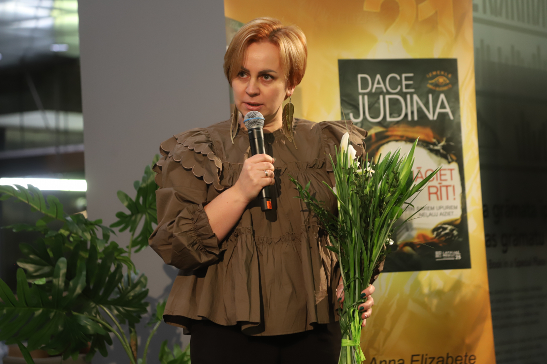 Daces Judinas grāmatas atvēršana Rīgas Grāmatu svētkos.