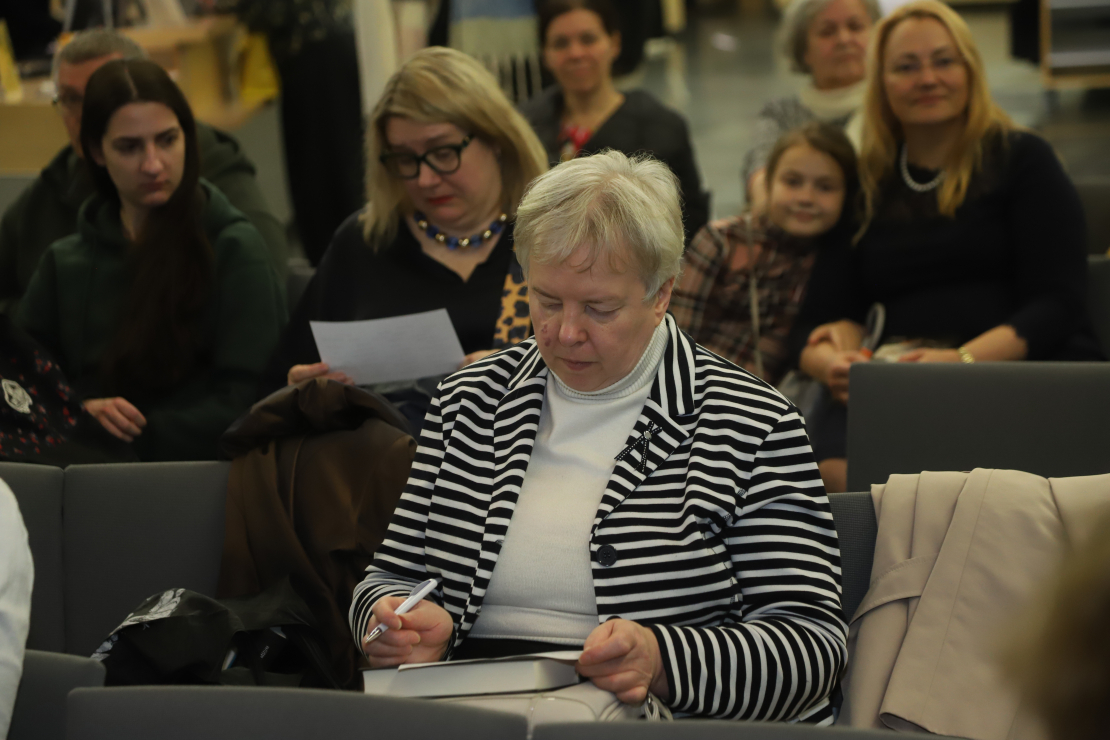 Daces Judinas grāmatas atvēršana Rīgas Grāmatu svētkos.