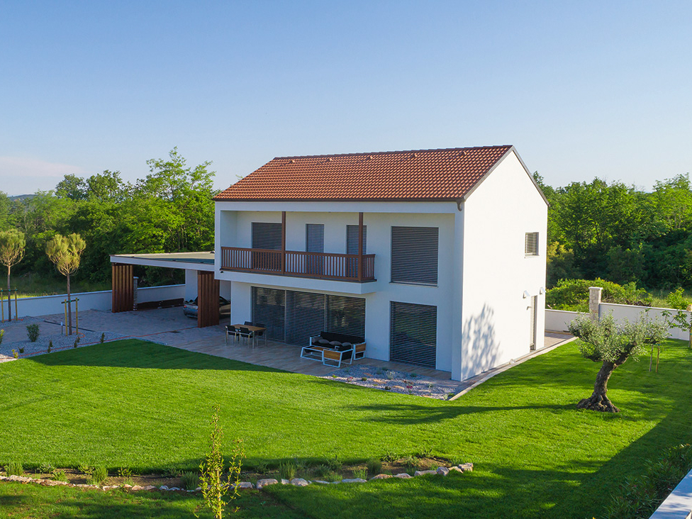 Projektējot ēku, īpaša uzmanība jāpievērš apbūves gabala īpatnībām un debespusēm.