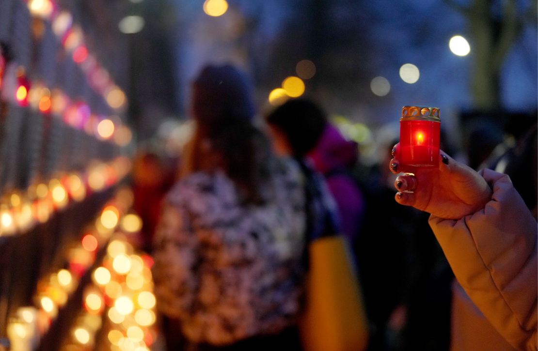 Par godu Lāčplēša dienai, cilvēki noliek svecītes pie Rīgas pils mūra 11. novembra krastmalā.