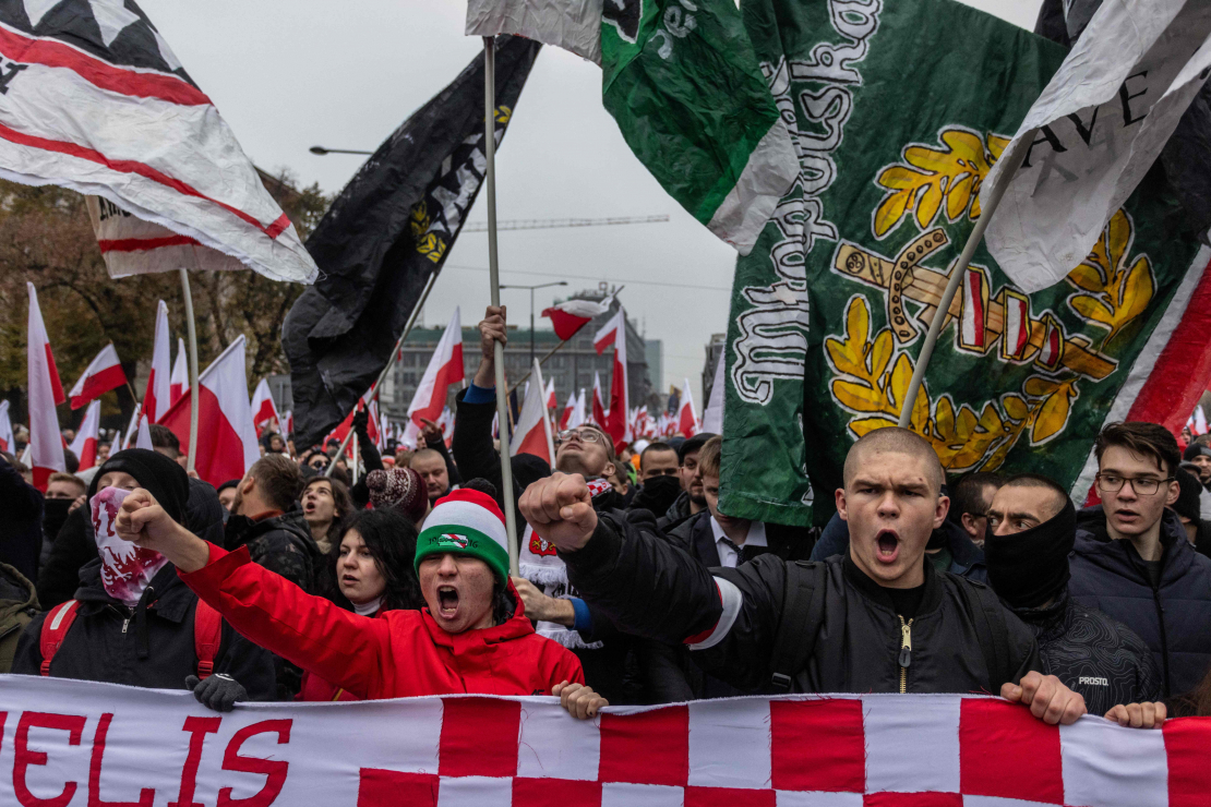 Varšavas Neatkarības dienas gājienā piedalījušies desmitiem tūkstoši cilvēku.