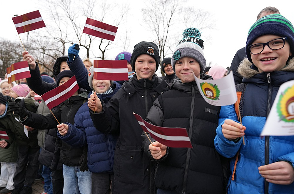 Pie Brīvības pieminekļa svinīgo godasardzes maiņas ceremoniju vēroja arī skolēni.