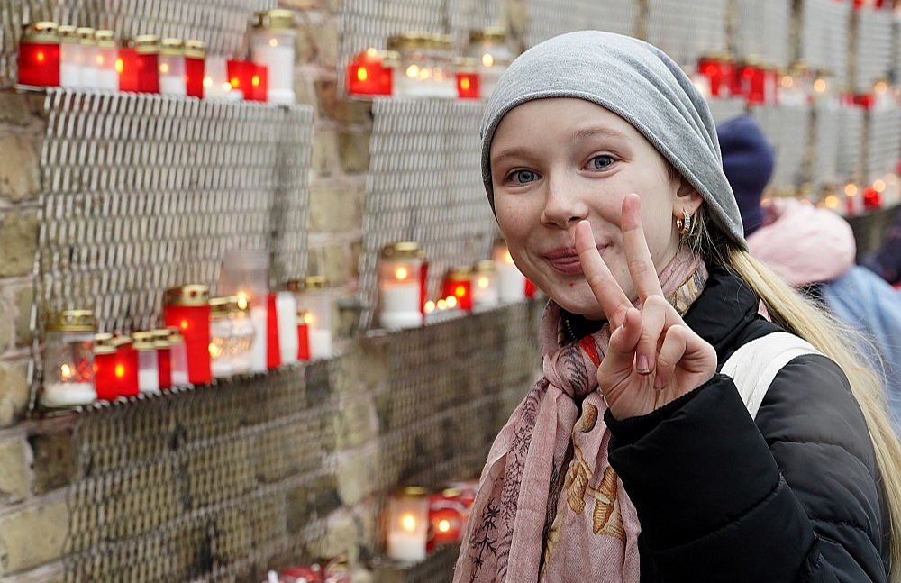 Pie Rīgas pils mūriem veidojas tradicionālā aizdegtu svecīšu rinda.