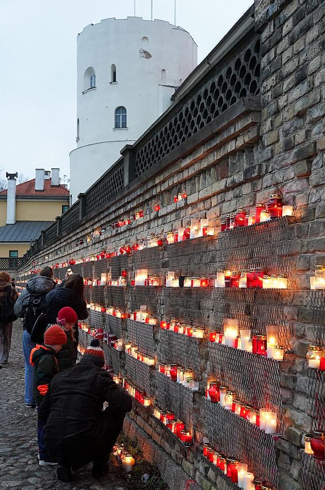 Pie Rīgas pils mūriem veidojas tradicionālā aizdegtu svecīšu rinda.