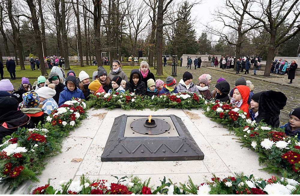 Lāčplēša dienā notika svinīgā vainagu nolikšanas ceremonija Rīgas Brāļu kapos.