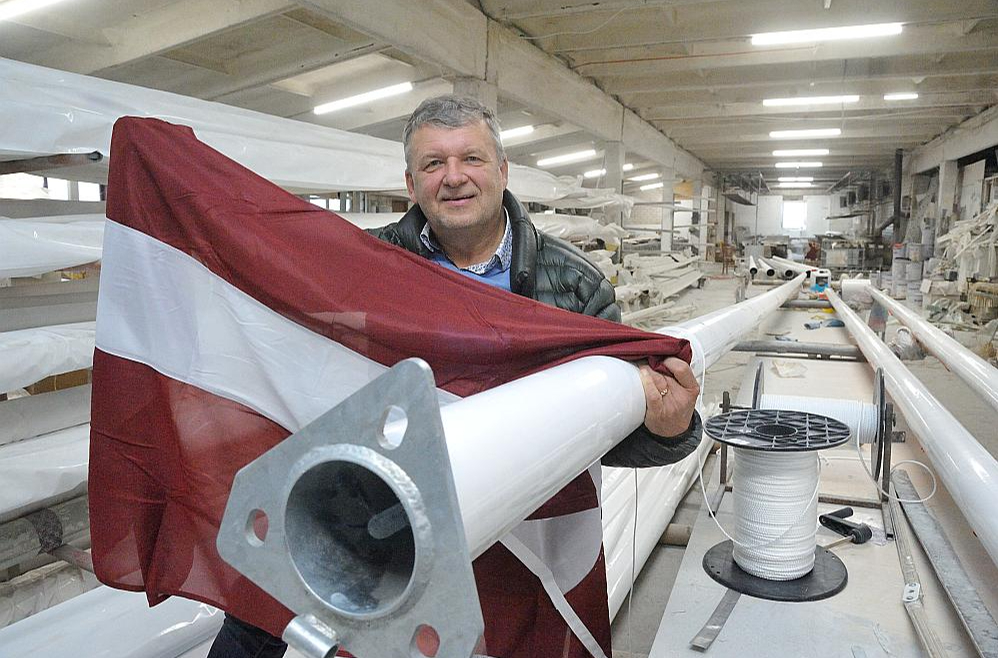 "Esam lepni, ka varam būt kaut neliela daļa no mūsu nācijas patriotisma sajūtu veidotājiem, un gandarīti, ka spējam svētkos Latvijas iedzīvotājiem dot saviļņojošas emocijas, jo, paceļot karogu mastā, dvēsele dreb," saka uzņēmuma "Zīmes" tehniskais direktors, zīmola "Amberlat" radītājs Aldis Kunšteins.
