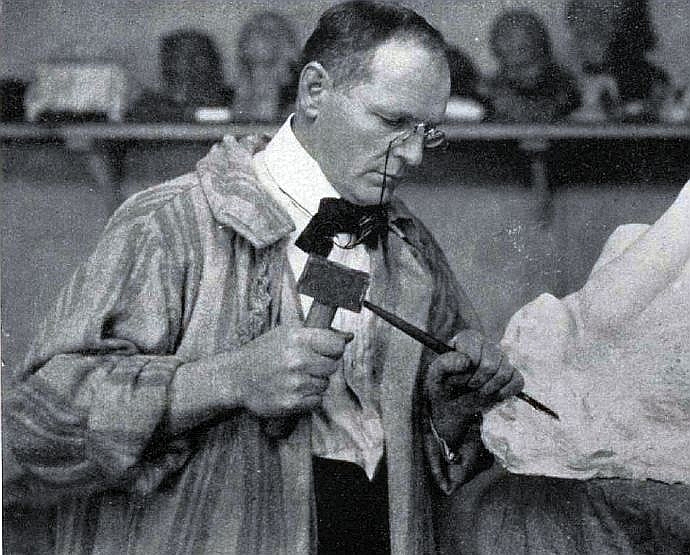 G. Šķilters (1874–1954) savā darbnīcā 20. gs. 20. gados.