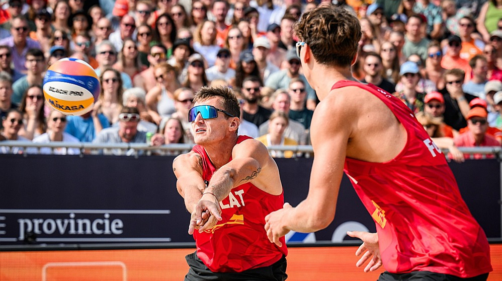 Mārtiņš Pļaviņš (no kreisās) 39 gados ir ar milzu motivāciju turpināt sportista karjeru, jo turas gan veselība, gan kopā ar 20 gadus jaunāko Kristiānu Fokerotu ir teicami rezultāti.