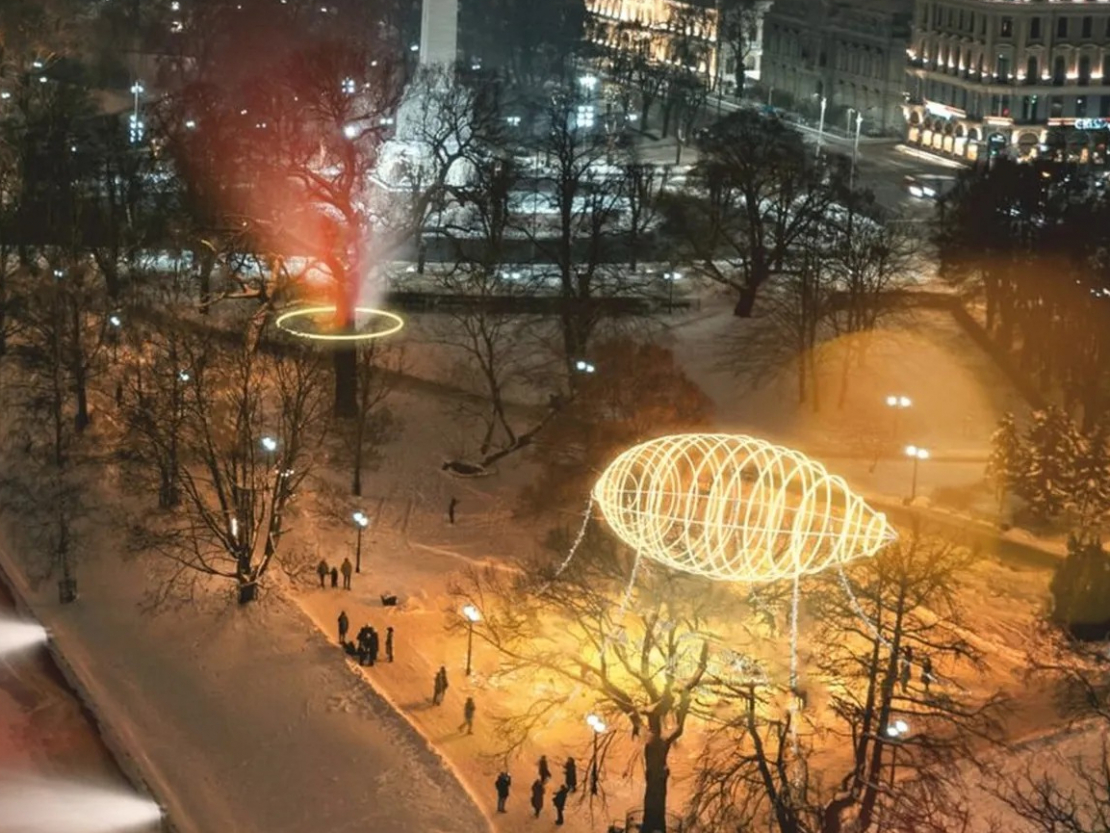 Pie Pilsētas kanāla izvietots liela izmēra gaismas dirižablis