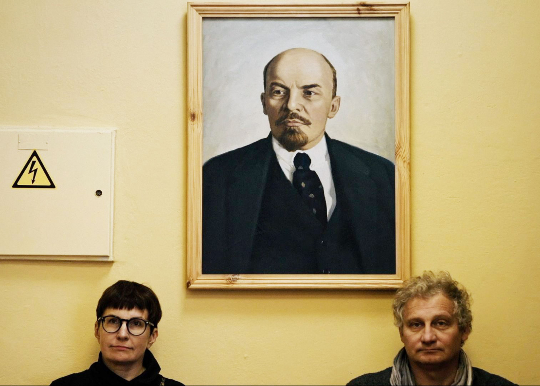 Režisors Ivo Briedis un žurnāliste Rita Ruduša, abi dzimuši PSRS, filmā pēta Homo Sovieticus fenomenum.