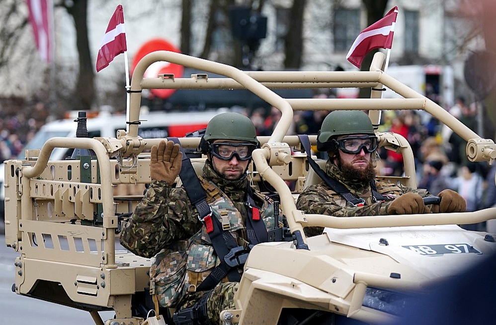 Latvijas proklamēšanas gadadienai veltītajā militārajā parādē piedalījās ap 1500 karavīru, zemessargu, policistu, robežsargu, ugunsdzēsēju glābēju un jaunsargu.