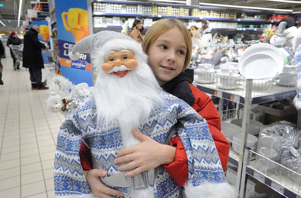 Deviņus gadus vecais Stepans jau tagad ir laimīgs, ka ieguvis Ziemassvētku vecīti.