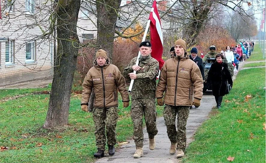 Mežinieku pamatskolas gājiens Lāčplēša dienā.