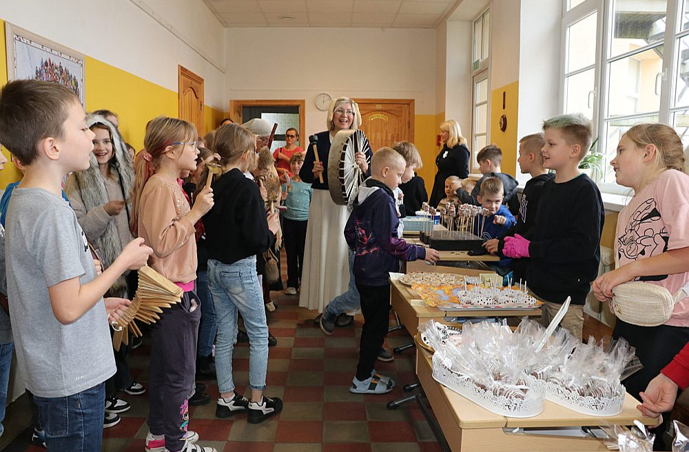 Mārtiņdienas svētki mūsdienās nav vienlīdz populāri ar Ziemassvētkiem, taču skolās tie nav aizmirsti – Mārtiņdienas jautrība katru gadu notiek Alūksnes vidusskolā.
