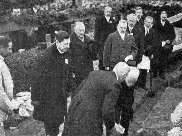 Jānis Čakste gulda Brāļu kapu pamatakmeni.