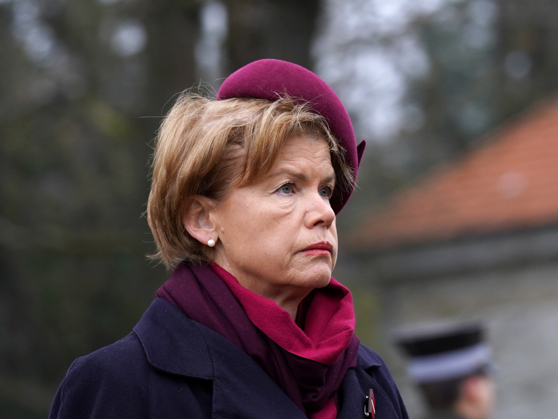 Ārlietu ministre Baiba Braže piedalās svinīgajā goda sardzes maiņas ceremonijā pie Brīvības pieminekļa Lāčplēša dienā, atzīmējot Latvijas armijas uzvaru pār Bermonta karaspēku.