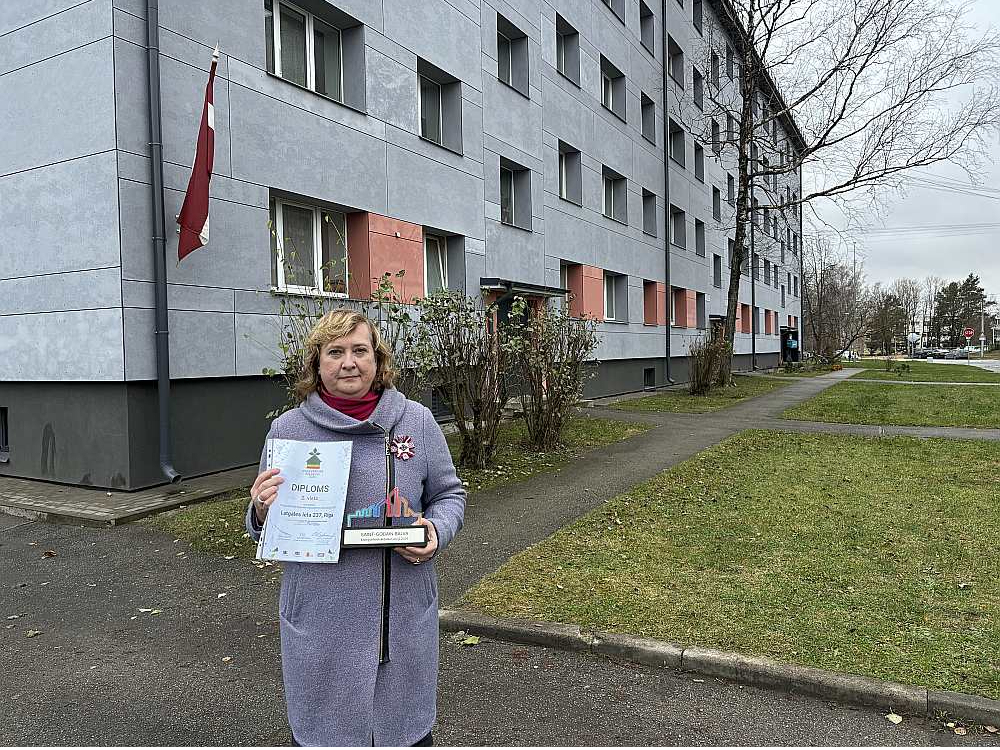 Mājas vecākā Līga Lazda lepojas ar Latgales ielas 237. nama saņemto otro vietu šī gada konkursā par energoefektīvāko ēku.