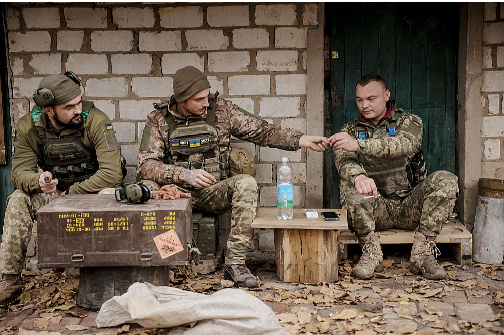 Ukrainas 24. mehanizētās brigādes karavīri frontē netālu no Doneckas apgabala pilsētas Časivjaras.