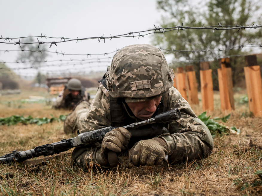 Ukrainas armijas karavīri piedalās mācībās Doneckas apgabalā. Pilna mēroga karš pret Krievijas iebrucējiem turpinās jau vairāk nekā 1000 dienu, un ukraiņiem kļūst arvien grūtāk papildināt karaspēka rezerves.