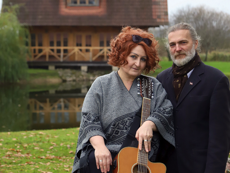 Rakstniece Dace Judina ar dzīvesbiedru komponistu un mākslinieku Arturu Nīmani.