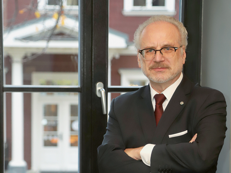 Intervijai Egilu Levitu tagad ir grūtāk sarunāt nekā prezidentūras laikā. Ikdiena viņam lielākoties paiet ārpus Latvijas – konferencēs, domnīcās un citos saietos, kur jāpiedalās ar lekcijām par starptautiskās politikas, demokrātijas un tiesību jautājumiem. Vienkāršāk sakot, apgaismojot politiskos prātus Eiropā, ASV un citur pasaulē.
