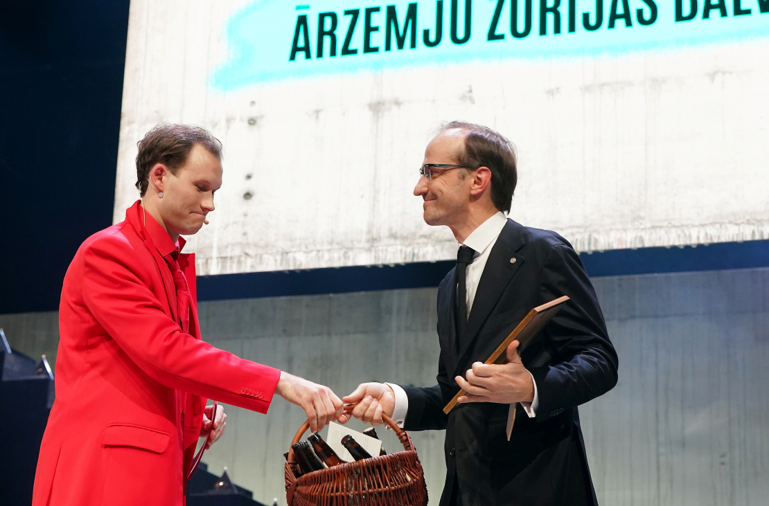Ārvalstu kritiķu žūrijas balvas saņēmējs par labāko individuālo sniegumu aktieris Kaspars Znotiņš (no labās) par izcilu sniegumu, tehniku un māksliniecisko ekspresiju Kņaza Miškina lomā iestudējumā "Melnais gulbis" piedalās apbalvošanas ceremonijā Valmieras Drāmas teātrī.