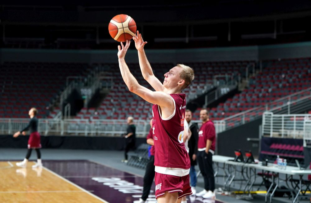 Latvijas vīriešu basketbola izlases spēlētājs Toms Skuja.
