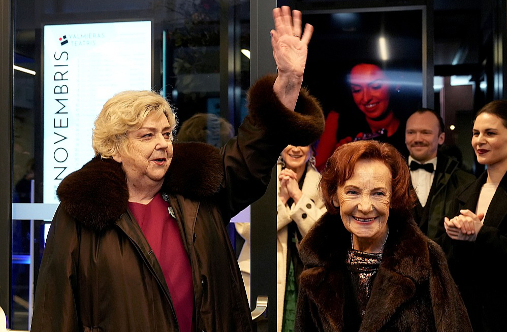 Dailes teātra aktrises, Mūža ieguldījuma balvas laureātes Ilze Vazdika (no kreisās) un Lidija Pupure svinīgi ierodas Valmieras teātrī.