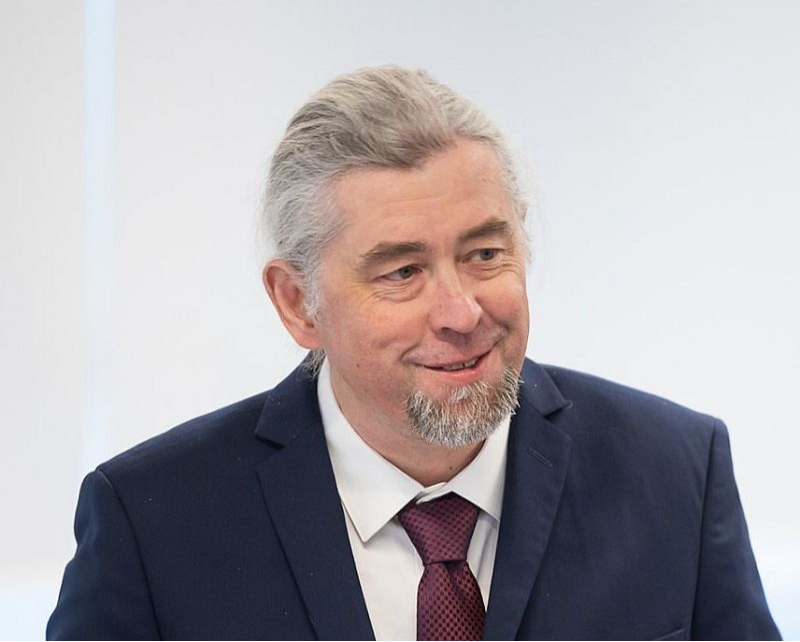 "Frankenburg Technologies" tehniskais direktors Andrejs Puķītis: "Mēs necenšamies radīt raķetes un iekārtas, kas būtu universālas. Mēs ejam citu ceļu – radīt šauri specializētu iekārtu, kas turklāt būtu arī lēta. Tādēļ esam paredzējuši izmantot tās detaļas, kas atrodamas mobilajos telefonos un citās sadzīves elektronikas iekārtās, – tās ir lētas un pieejamas."