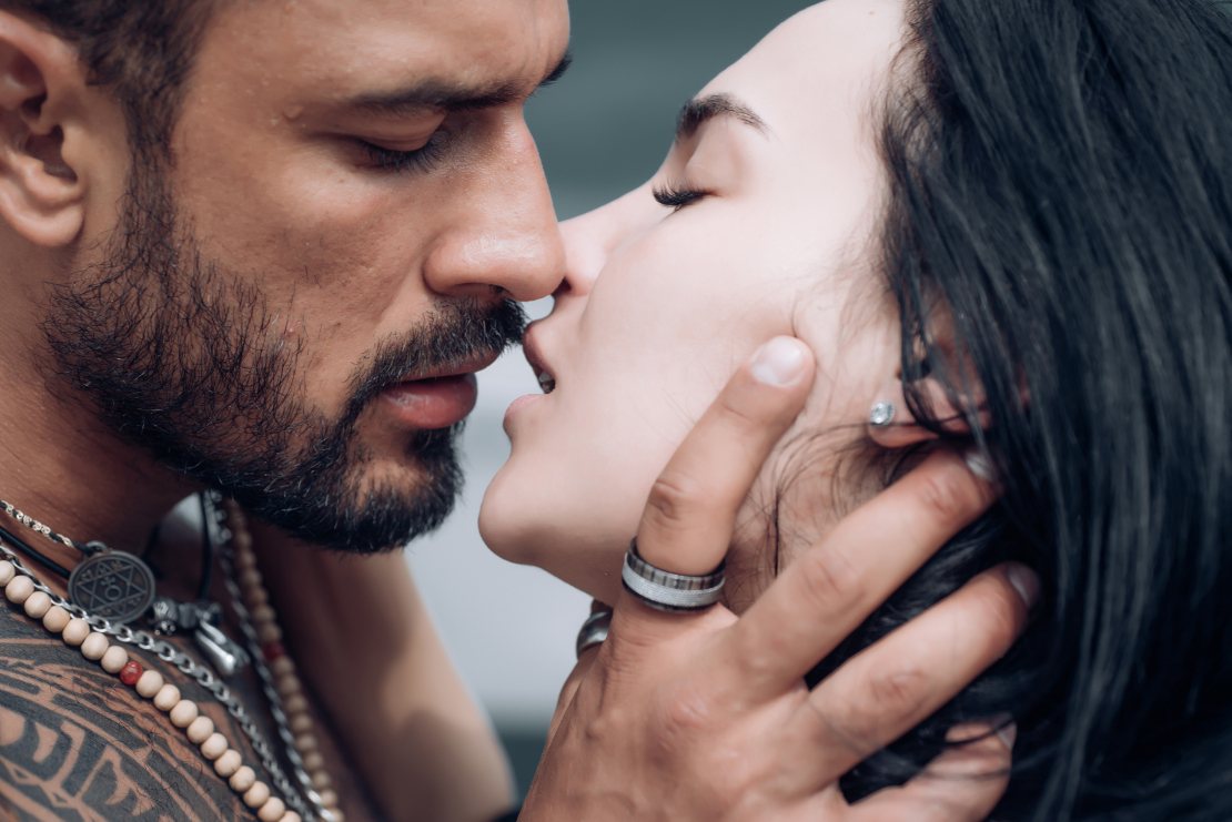 Skūpstus ar izteikti seksuālu nokrāsu allaž centās slēpt un publiski neizrādīja.