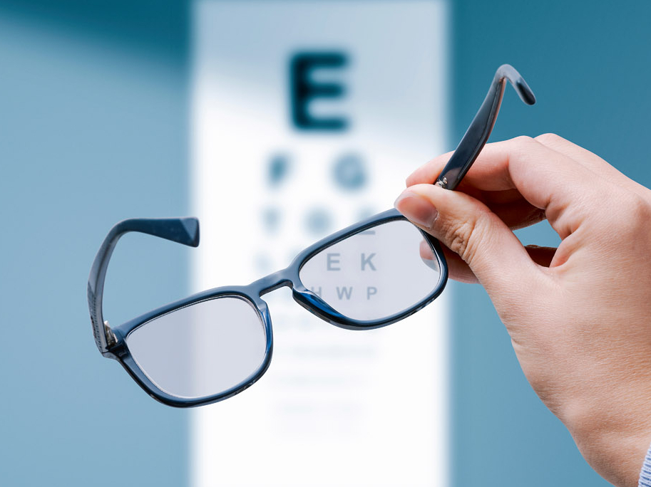  Ja rodas aizdomas par acu saslimšanu, optometrists nosūtīs pacientu pie acu ārsta padziļinātai izmeklēšanai.