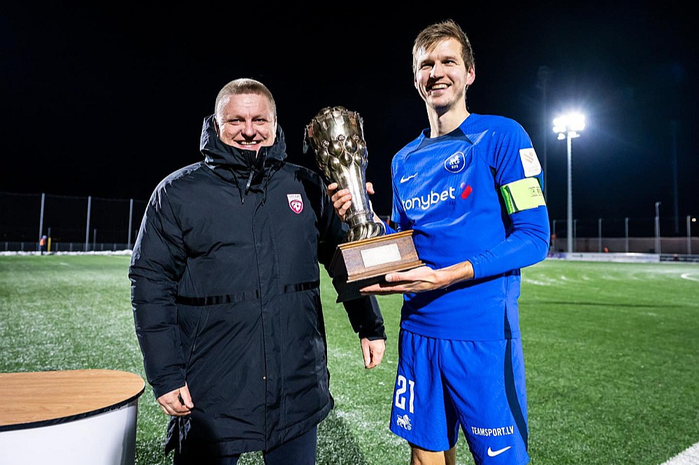 Elvis Stuglis (no labās) ar "RFS" trešo trofeju šosezon – Livonijas kausu pēc 3:0 uzvaras pār Igaunijas čempioni Tallinas "Flora". Balvu pasniedza Latvijas Futbola federācijas viceprezidents Sergejs Kovaļovs.