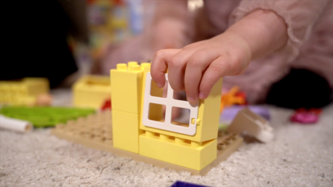 Rotaļāšanās ar LEGO klucīšiem attīsta loģisko domāšanu.