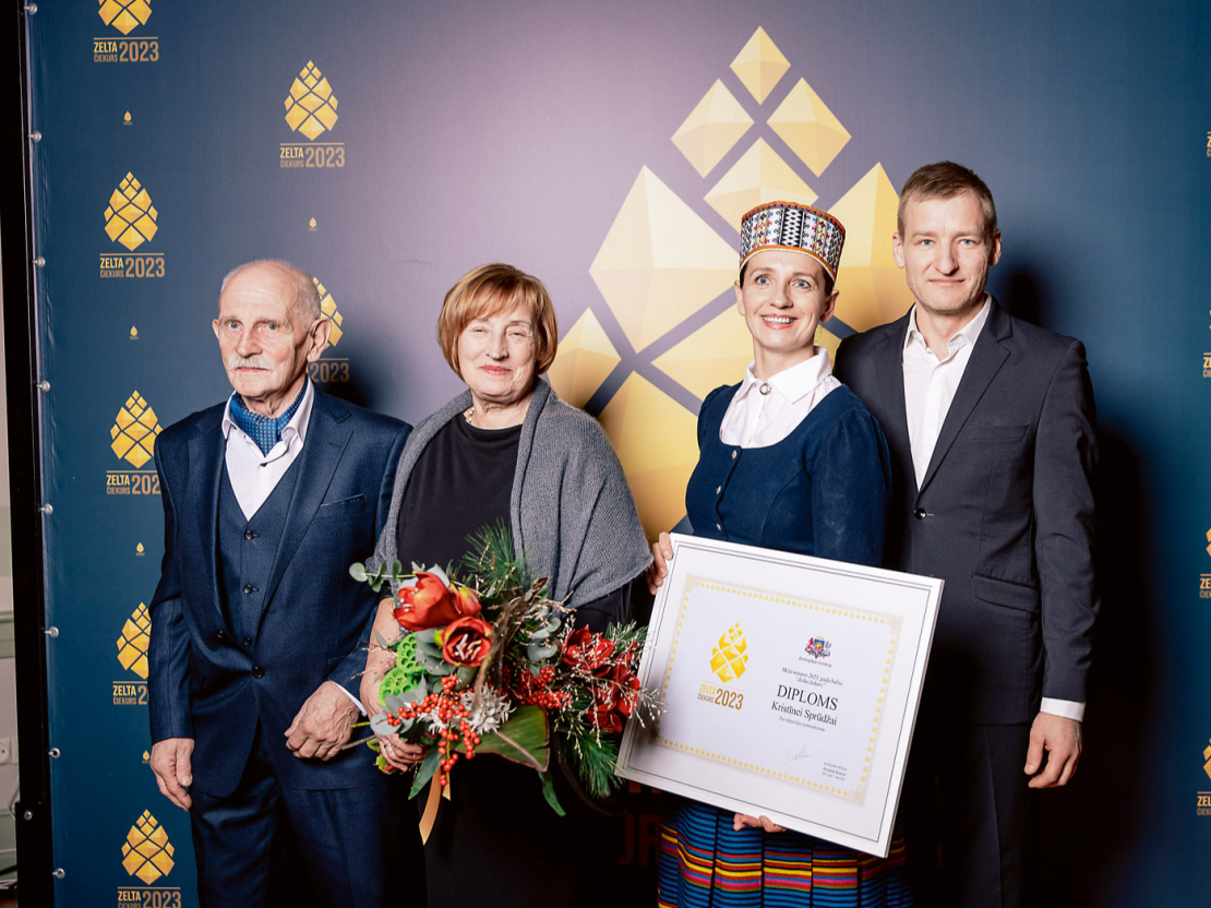 Konkursā "Sakoptākais mežs" Kristīna Sprūdža saņēma meža nozares balvu "Zelta čiekurs" par ilgtspējīgu meža apsaimniekošanu. No kreisās: vecāki Dainis un Aina, Kristīna ar vīru Edmundu.