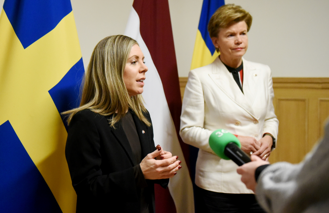 Ārlietu ministre Baiba Braže (no labās) un Zviedrijas Eiropas Savienības lietu ministre Džesika Rozenkranca piedalās preses brīfingā pēc tikšanās Ārlietu ministrijā.