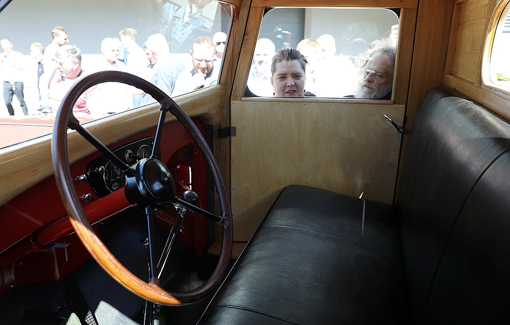 Vai civiltiesiskās atbildības obligātā apdrošināšana tiešām būs vajadzīga arī visiem retro, neretro auto un citiem transportlīdzekļiem, kas stāv garāžā vai pagalmā, - to drīz atkal lems Saeimas deputāti.